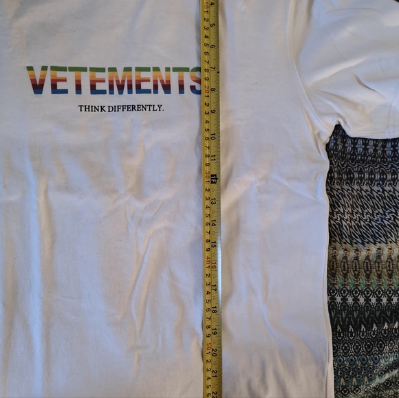 VETEMENTS "THINK DIFFERENTLY" t shirt in white - Picture 10 of 11